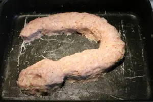 Egybesült fasírt kígyó sütés előtt