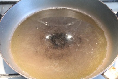 Hagymás gomba készítése 3 - olaj serpenyőben