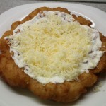 Krumplis lángos - sajtos tejfölös