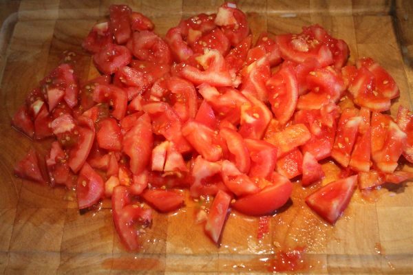 Darabokra vágott, hámozott paradicsom