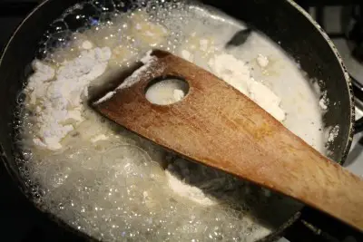 Sárgaborsó főzelék készítése 4 - liszt zsiradékban