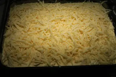 Svájci rakott burgonya készítése 15 - reszelt sajttal megszórva