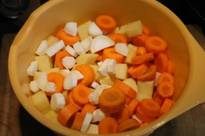 Karikákra vágott sárgarépa, fehérrépa és felkockázott krumpli
