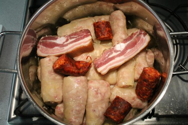 Töltött káposzta és füstölt húsok
