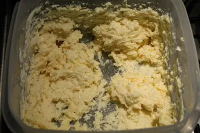 Tormakrém készítése 2 - vaj és ecetes torma kikeverve