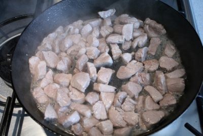 Brassói aprópecsenye készítése 9 - serpenyőben piruló hús