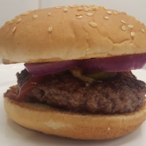 Egyszerű házi hamburger marinált lila hagymával