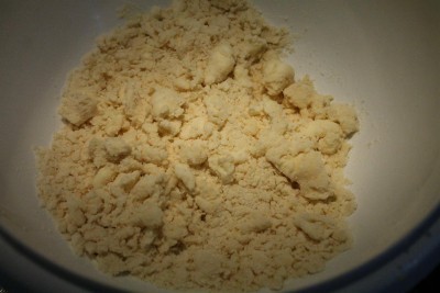 Hajtogatott krumplis pogácsa készítése - összemorzsolt liszt és vaj