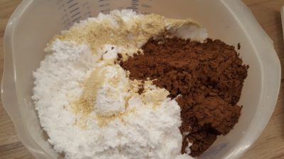 Kókuszgolyó készítése 1 - darált háztartási keksz, porcukor, kakaópor