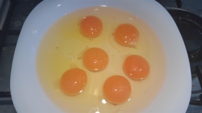 6 tojás egy tányérban