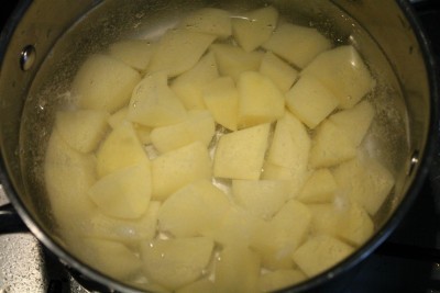Krumpli főzés hideg, sós vízben