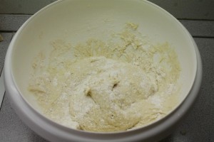 Krumplis lángos tészta liszttel megszórva