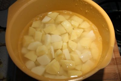 Krumplis tészta készítése 1 - kockára vágott krumpli