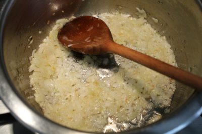 Krumplis tészta készítése 3 - aranysárgára pirított hagyma
