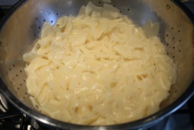 Krumplis tészta készítése 9 - leszűrt fodros nagykocka tészta