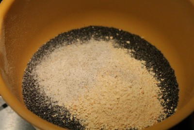 Mákos bejgli töltelék készítése 1 - darált mák, darált háztartási keksz és vaníliás cukor