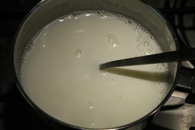 Mákos bejgli töltelék készítése 2 - cukor és tej lábasban