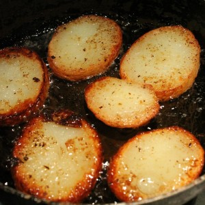 Maradék főtt krumpli szalonnazsírban sütve