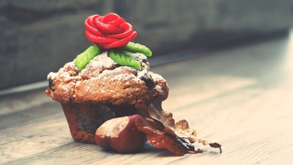 Muffin színes marcipán rózsával