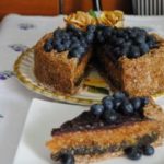 Nyersvegán almás-mákos-áfonyás torta recept tálalva
