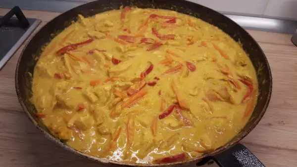 Paleo csirke curry sárgarépával és kaliforniai paprikával