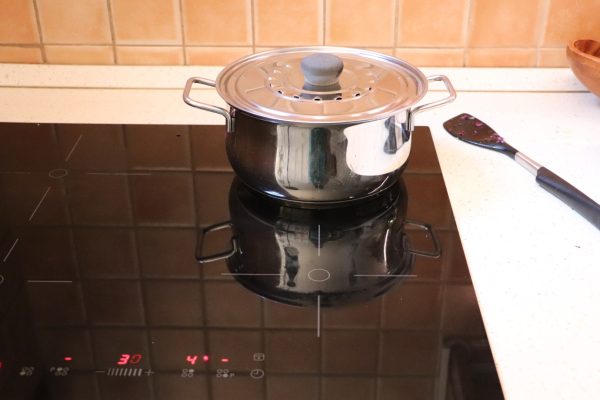 Párolt lilakáposzta fedővel párolás