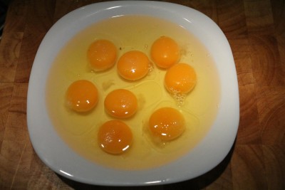 Rántotta készítése 1 - tojások tányérban