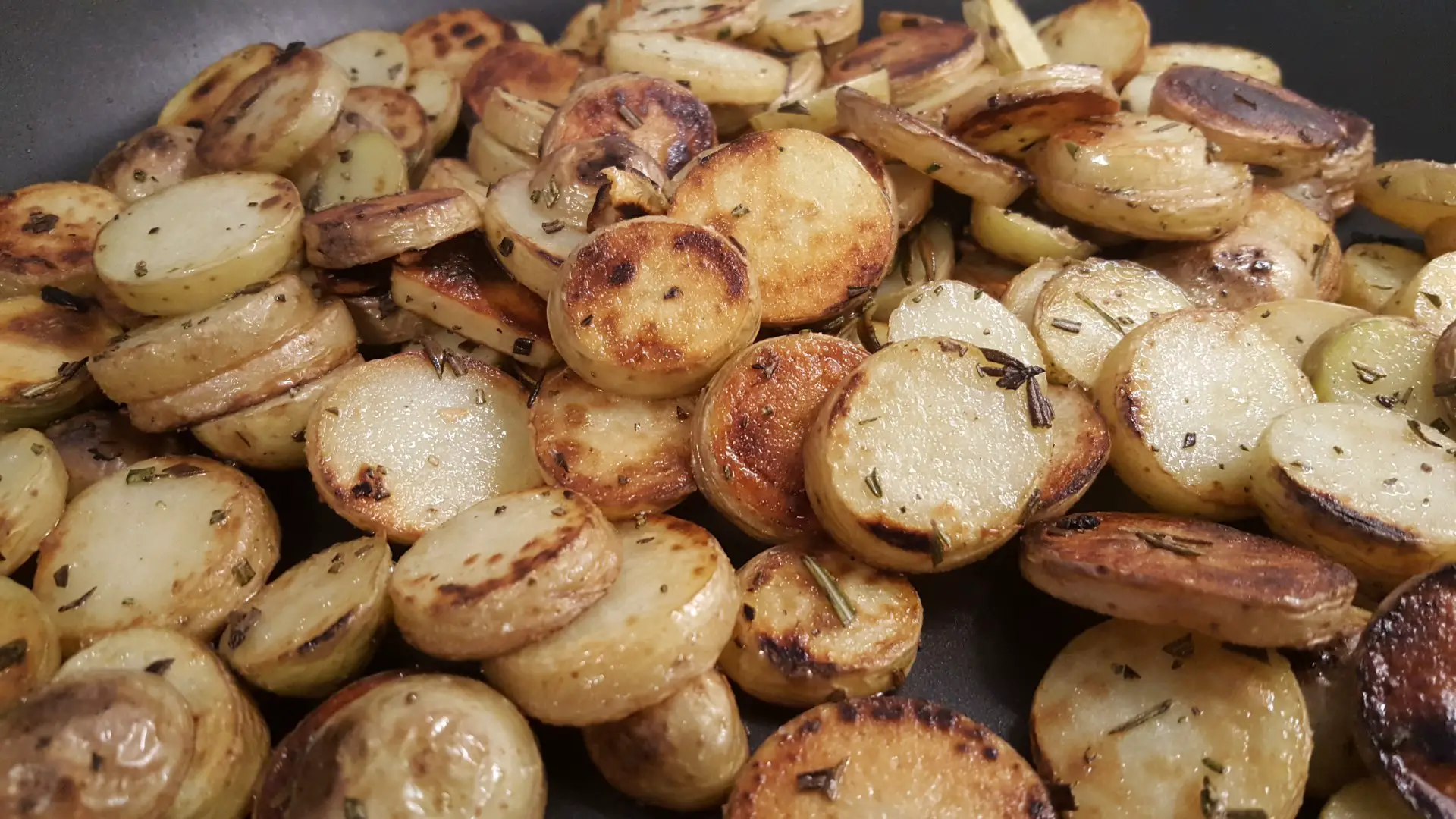 Rozmaringos serpenyős krumpli