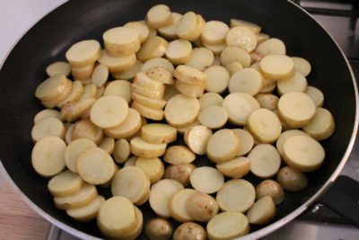 Serpenyős burgonya készítése 3 - nyers burgonyakariikák serpenyőben