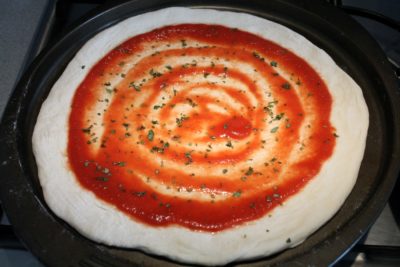 Sonkás pizza készítése 4