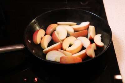 Sült alma szeletek sütése serpenyőben