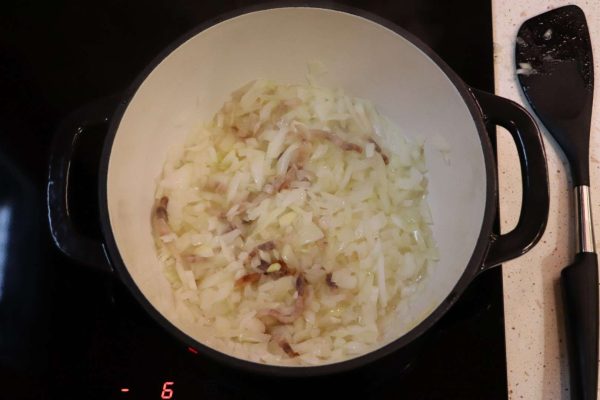Szarvaspörkölt szalonnán dinsztelt hagyma