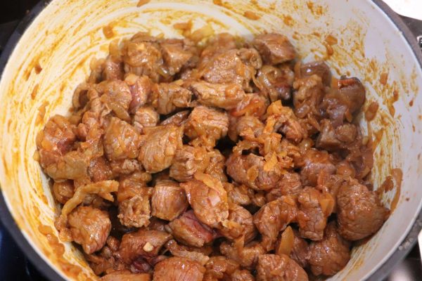 Szarvaspörkölt hús pörkölése