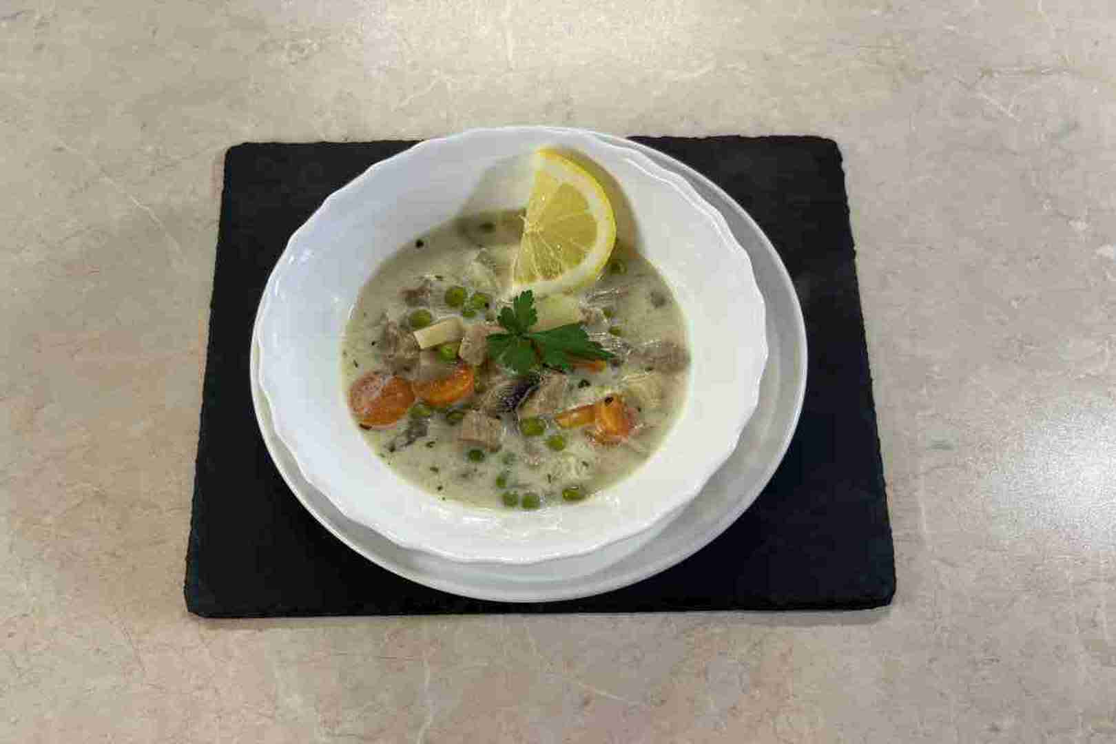 Tejfölös tárkonyos raguleves sertéshúsból citrommal