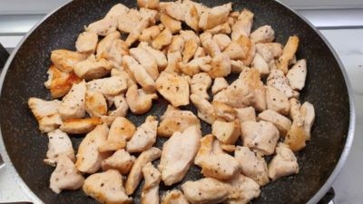 Tejszínes bazsalikomos csirkemell készítése 1
