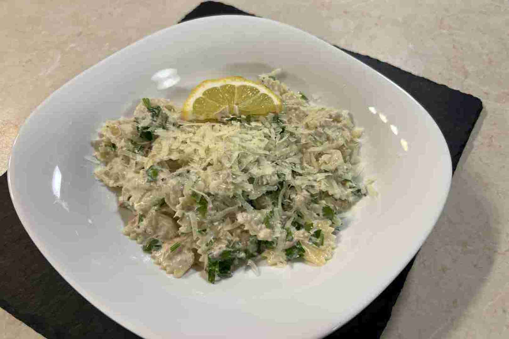 mascarponés tonhalas tészta fokhagymával citromos