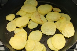 Szeletelt krumpli elősütése