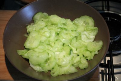 Uborkasaláta készítése 3 - kinyomkodott uborka