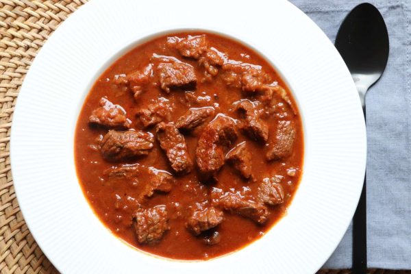 Vörösboros szarvaspörkölt tányéron tálalva