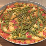 Zöldséges paella serpenyőben